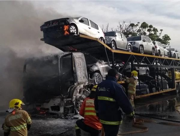Vídeos. Carreta que transportava veículos pega fogo na Epia Norte