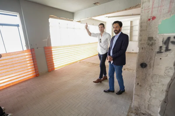 Imagem colorida mostra Ricardo Nunes visitando um apartamento sob reforma - Metrópoles