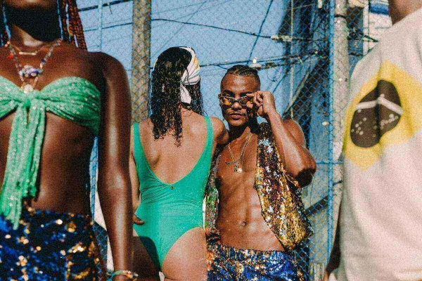 Na imagem com cor, modelos posam com looks para a Copa do Mundo - Metrópoles