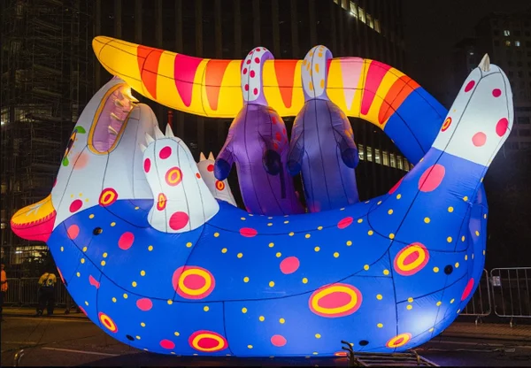 Esculturas gigantes e prédios iluminados transformam BH; veja fotos - destaque galeria