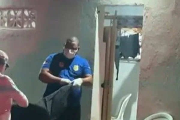 Foto colorida da perícia no local da execução - Metrópoles