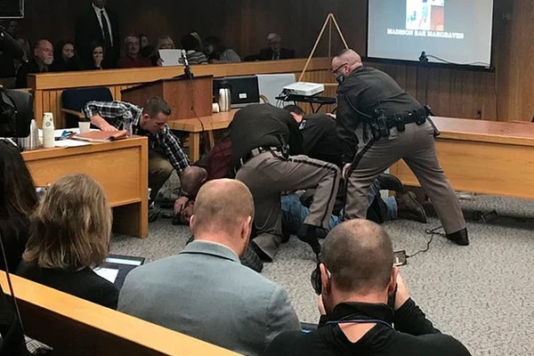 Pai de atletas vítimas de abusos tenta agredir ex-médico em tribunal