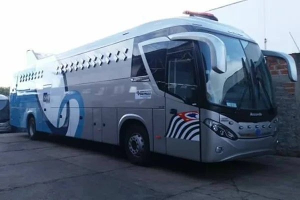 Imagem colorida de ônibus da SAP-SP para transporte de presos. - Metrópoles