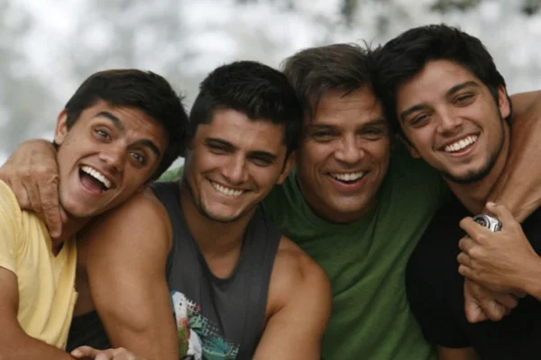 Homens da família Simas posam sem camisa e impressionam: “Que genética”