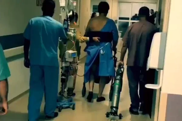 Bolsonaro caminha no hospital em vídeo publicado por Carlos no Twitter