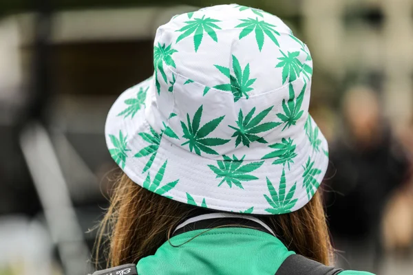 Imagem colorida mostra mulher usando um chapéu com folhas de maconha na Alemanha - Metrópoles