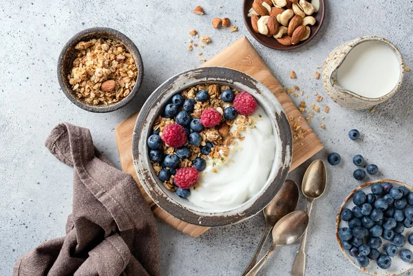 Tigela de iogurte com granola - Médico explica quais são os melhores probióticos para o intestino - Metrópoles