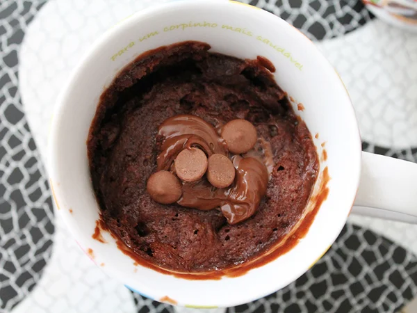 Melhore seu dia fazendo um delicioso bolinho de Nutella na caneca