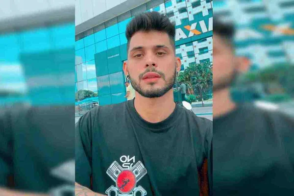Jovem de barba e camisa escura