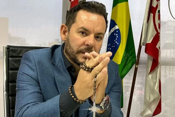 Vereador Marcelo Messias com um terço na mão