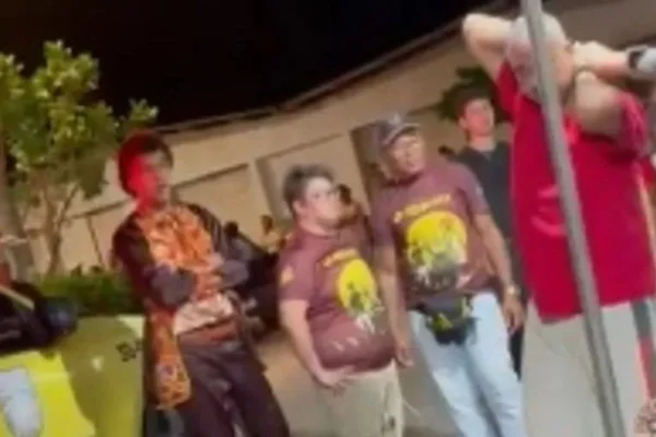 Foto colorida de homem que importunou adolescente sexualmente em festa junina sendo preso - Metrópoles