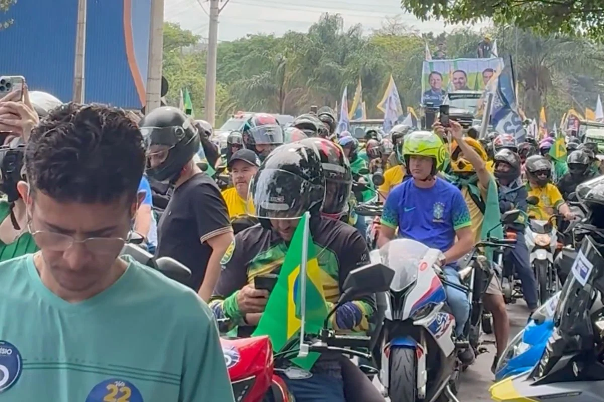 Tarcísio e Flávio Bolsonaro se unem em motocarreata no interior de SP - imagem 2 Tarcísio e Flávio Bolsonaro se unem em motocarreata no interior de SP - imagem 2