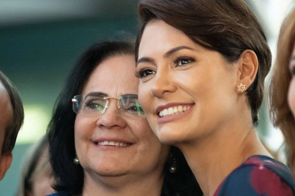 Damares entra em campo e Michelle pode concorrer ao Senado pelo DF