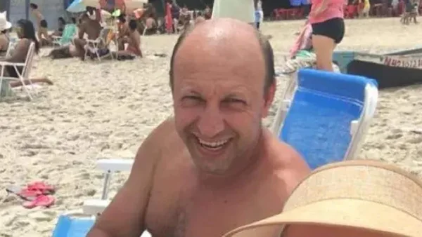Imagem do pai da atriz da Globo Caroline Dallarosa na praia. Ele foi morto por dupla condenada - Metrópoles