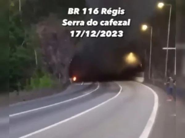 Imagem de fumaça preta saindo de túnel de rodovia - Metrópoles