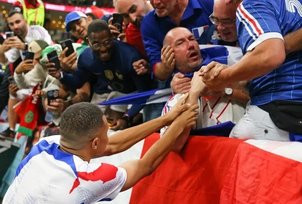 Em aquecimento, Mbappé chuta bola em torcedor e pede desculpas