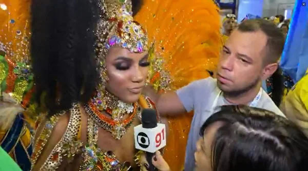 Mayara Lima, a princesa da bateria da escola Paraíso do Tuiutii, dá entrevista para a Rede Globo