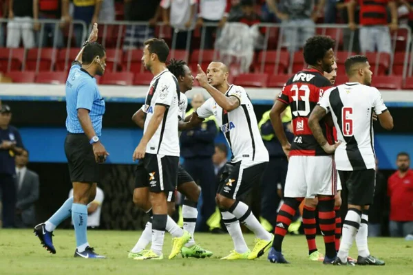 Ferj afasta árbitro e assistente por falha em Flamengo x Vasco