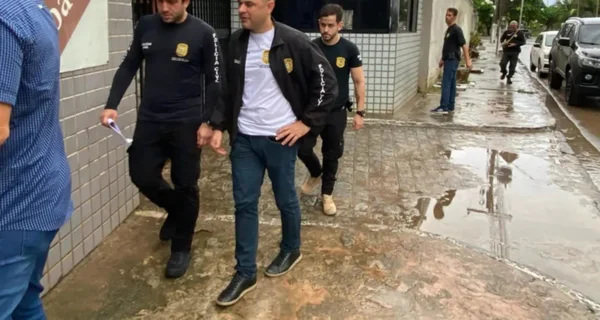 Foto colorida de delegados durante operação, em abril deste ano - Metrópoles