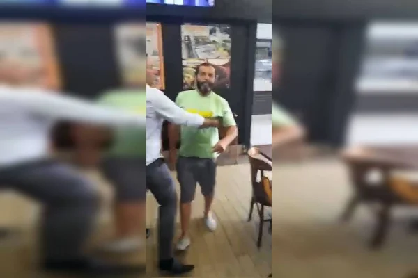 Homem vestindo a camisa do Brasil provocou parlamentares do PT