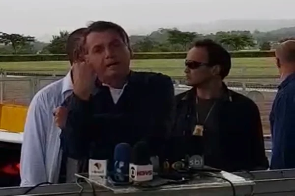 Bolsonaro fala em “aidético custoso” e manda banana a jornalistas