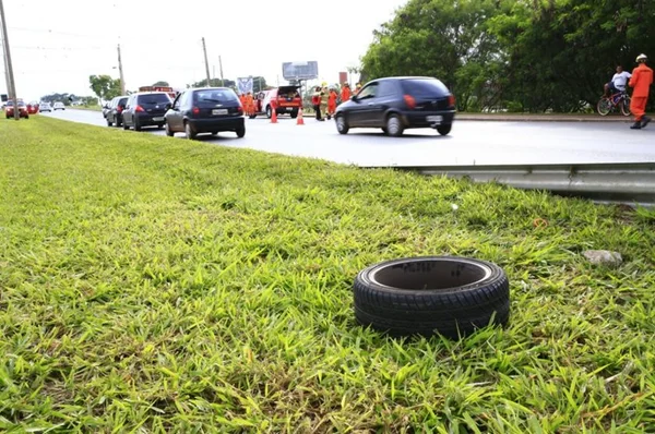 Roda se solta de veículo e atinge motociclista na EPNB