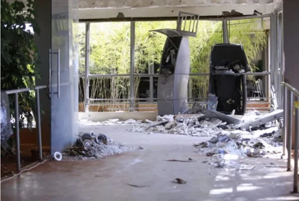 caixa eletrônico explodido