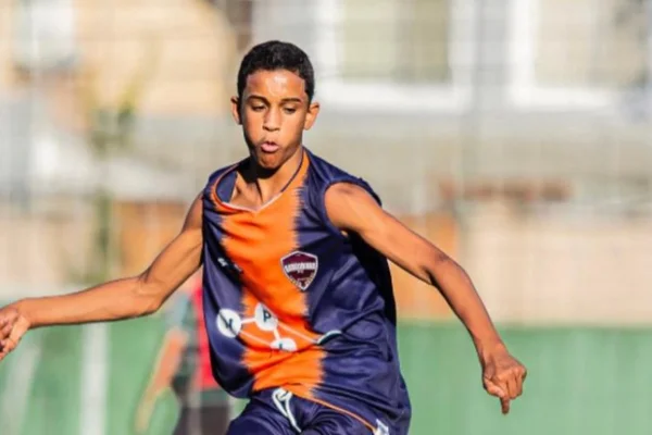 Jovem com uniforme de futebol - Metrópoles