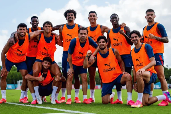 Elenco de Portugal reunido em treino