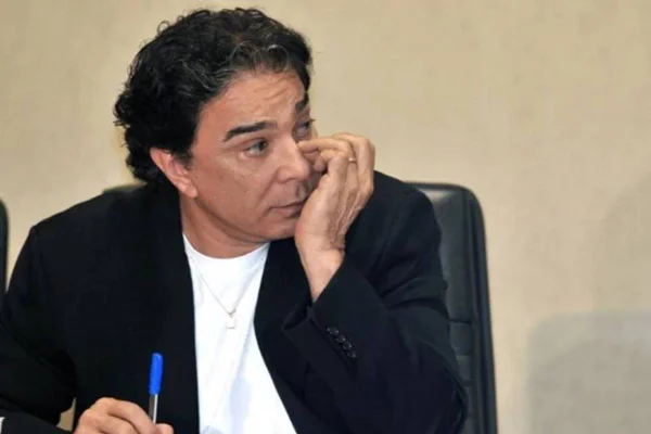 Delator da Caixa de Pandora, Durval Barbosa, durante comissão de investigação. Ele aparece sentado e olhando pro lado, segurando caneta - Metrópoles