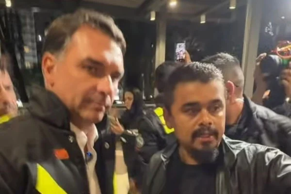 O senador e candidato à Presidência da República, Flávio Bolsonaro (PL), e o presidente do Sindicato dos Motoboys de SP (SindimotoSP), Gilberto Almeida dos Santos, o Gil