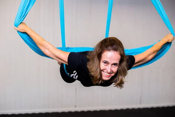 Xô, etarismo! Aos 60 anos, educadora do DF dá show em prática circense