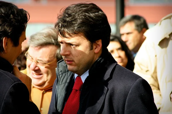 Primeiro-ministro da Itália congela renúncia e defende eleição rápida