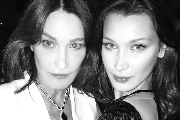 A semelhança entre Bella Hadid e Carla Bruni está pirando a internet