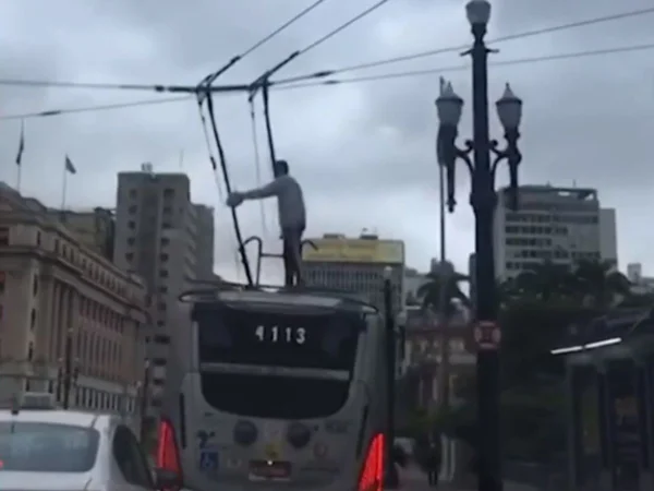 Vídeo: homem “surfa” em ônibus elétrico e segura cabo de energia em SP
