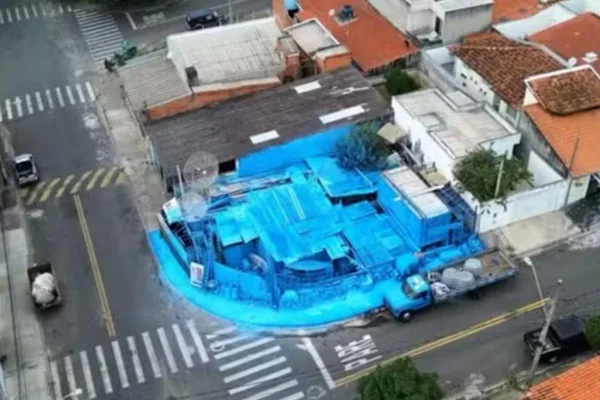Terreno todo pintado de azul. Obra de arte gigante - Metrópoles
