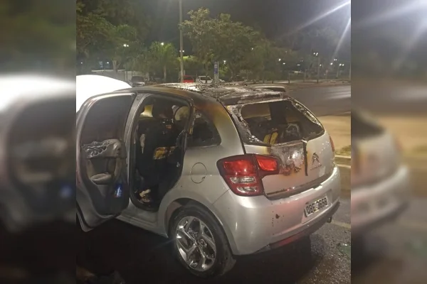 Homem quebra vidro, furta objetos e coloca fogo em carro no DF