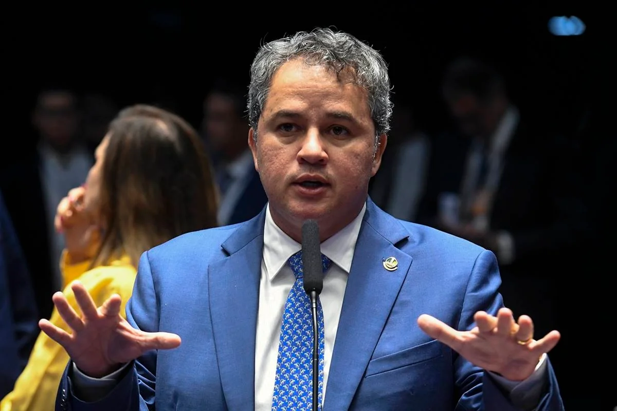 Senador Efraim FIlho se filiará ao PL com o apoio de Flávio Bolsonaro, pré-candidato à Presidência Senador Efraim FIlho se filiará ao PL com o apoio de Flávio Bolsonaro, pré-candidato à Presidência
