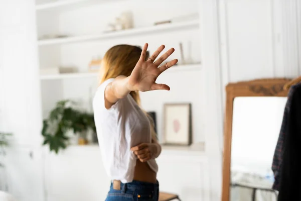 Mulher relata fetiche bizarro de contatinho e intriga web: “Oi?”