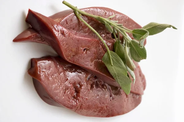 Bife de fígado em fundo branco