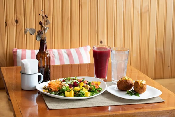 Bardana: comida saudável e afetiva com a conveniência do self-service