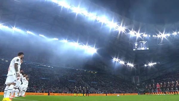 Pelé é homenageado antes de partida no Campeonato Francês