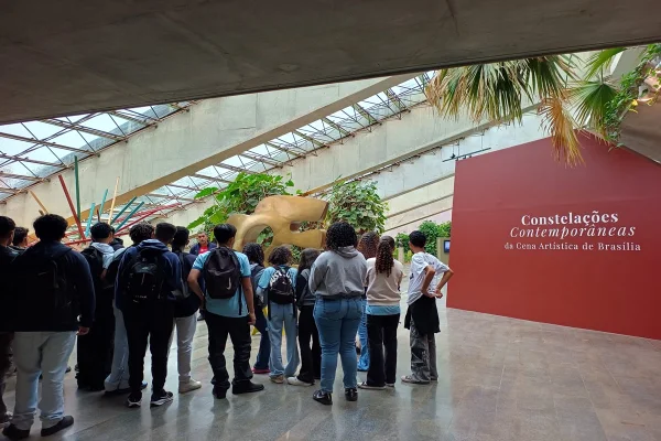 Alunos em exposição de arte