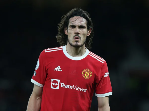 Cavani, atacante do Manchester United, em jogo da Premier League. USa camisa vermelha e está no gramado