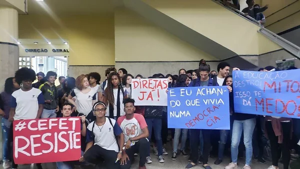 Professores e alunos do Cefet-RJ expulsam diretor indicado pelo MEC