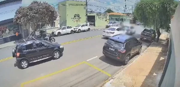 imagem colorida motorista prensado carro briga de transito