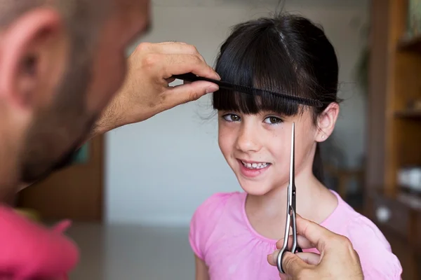 Cortar o cabelo das crianças em casa
