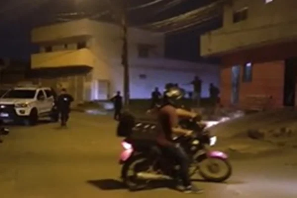 Assalto a motoboy acaba em briga generalizada com suspeitos no DF