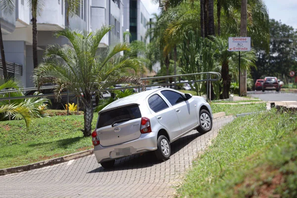 Vídeo: rampa malfeita coloca motoristas e pedestres em risco no Noroeste