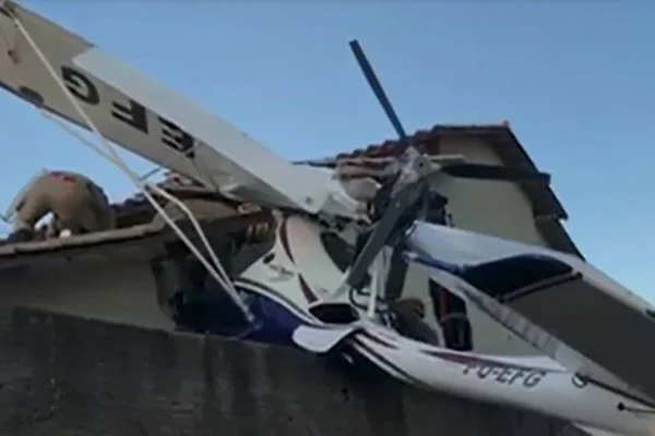 Avião com uma criança e dois adultos a bordo cai sobre casa em Goiânia